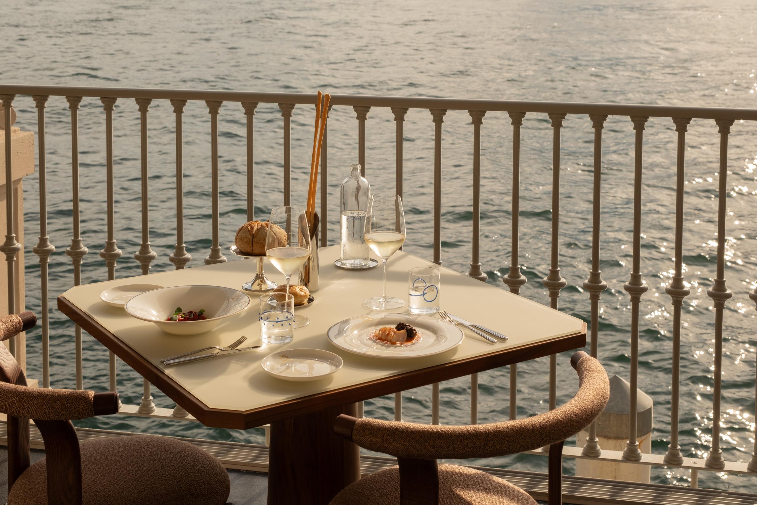 Tavolo apparecchiato con vista sul Lago di Como, Bellagio