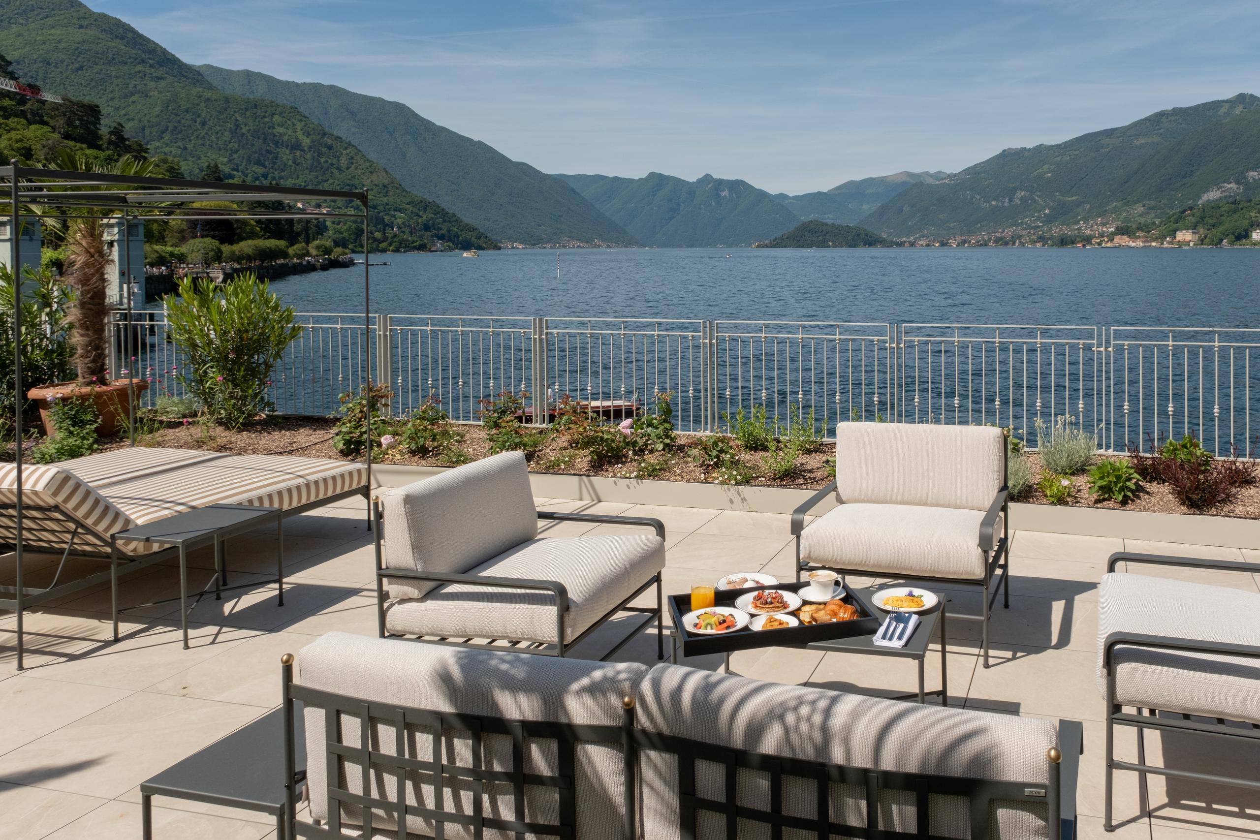 Corner Suite outdoor lounge on the private lake-view terrace - Palazzo Genazzini