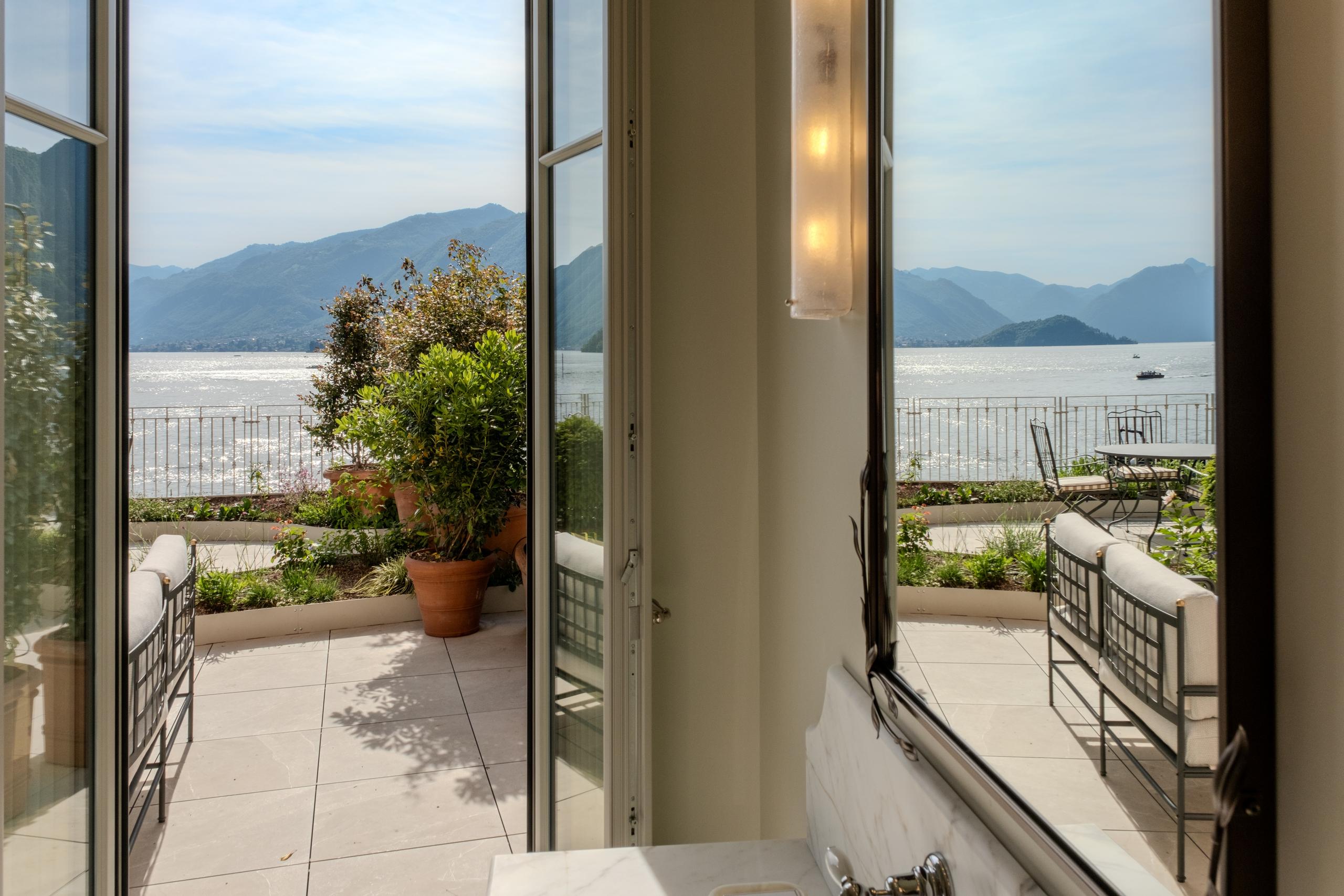Corner Suite view onto the private terrace and the lake - Palazzo Genazzini