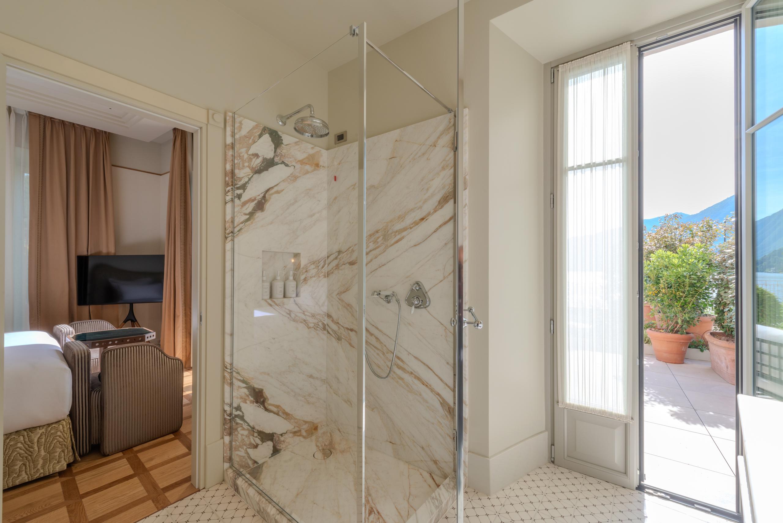 Corner Suite marble walk-in shower - Palazzo Genazzini