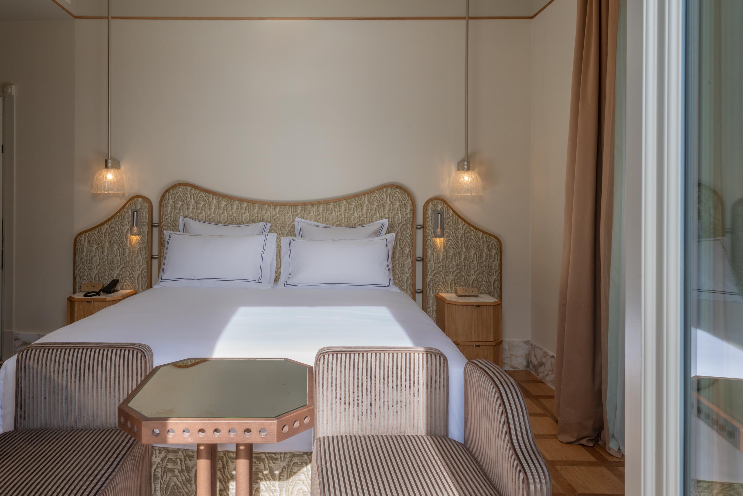 Corner Suite bedroom with upholstered headboard - Palazzo Genazzini