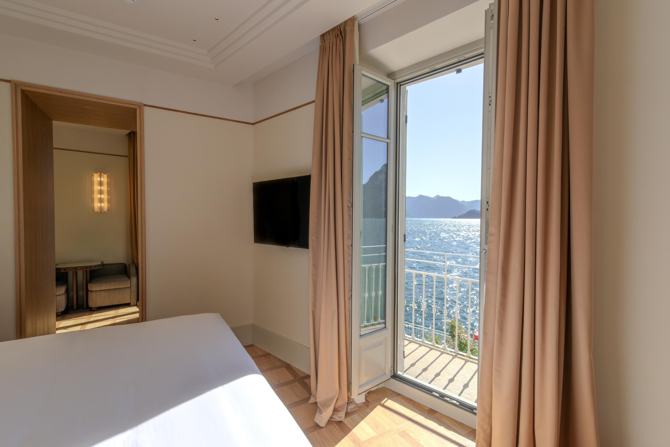 Junior Suite bedroom with French doors onto the lake - Palazzo Genazzini