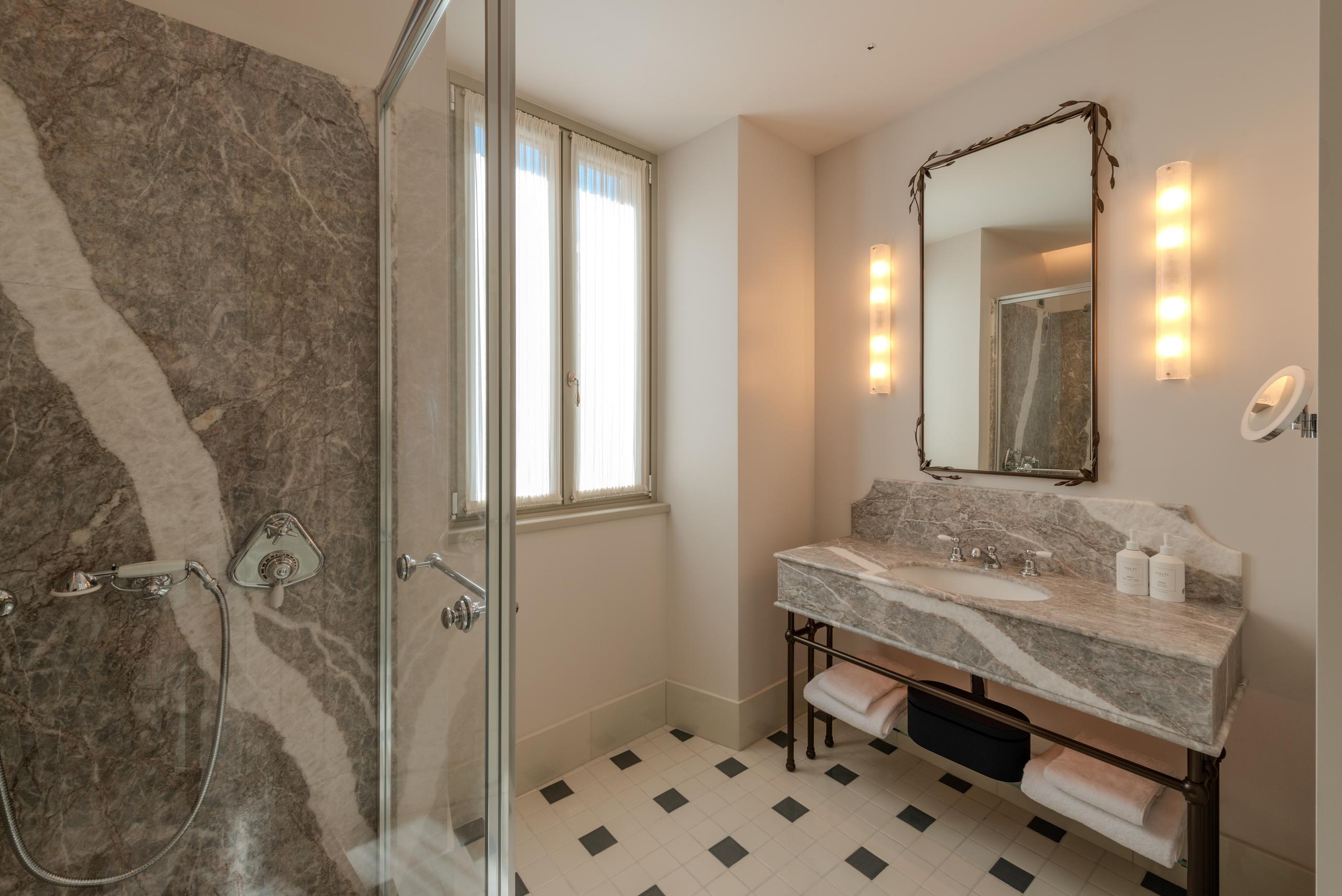 Prestige Room marble bathroom with shower - Palazzo Genazzini