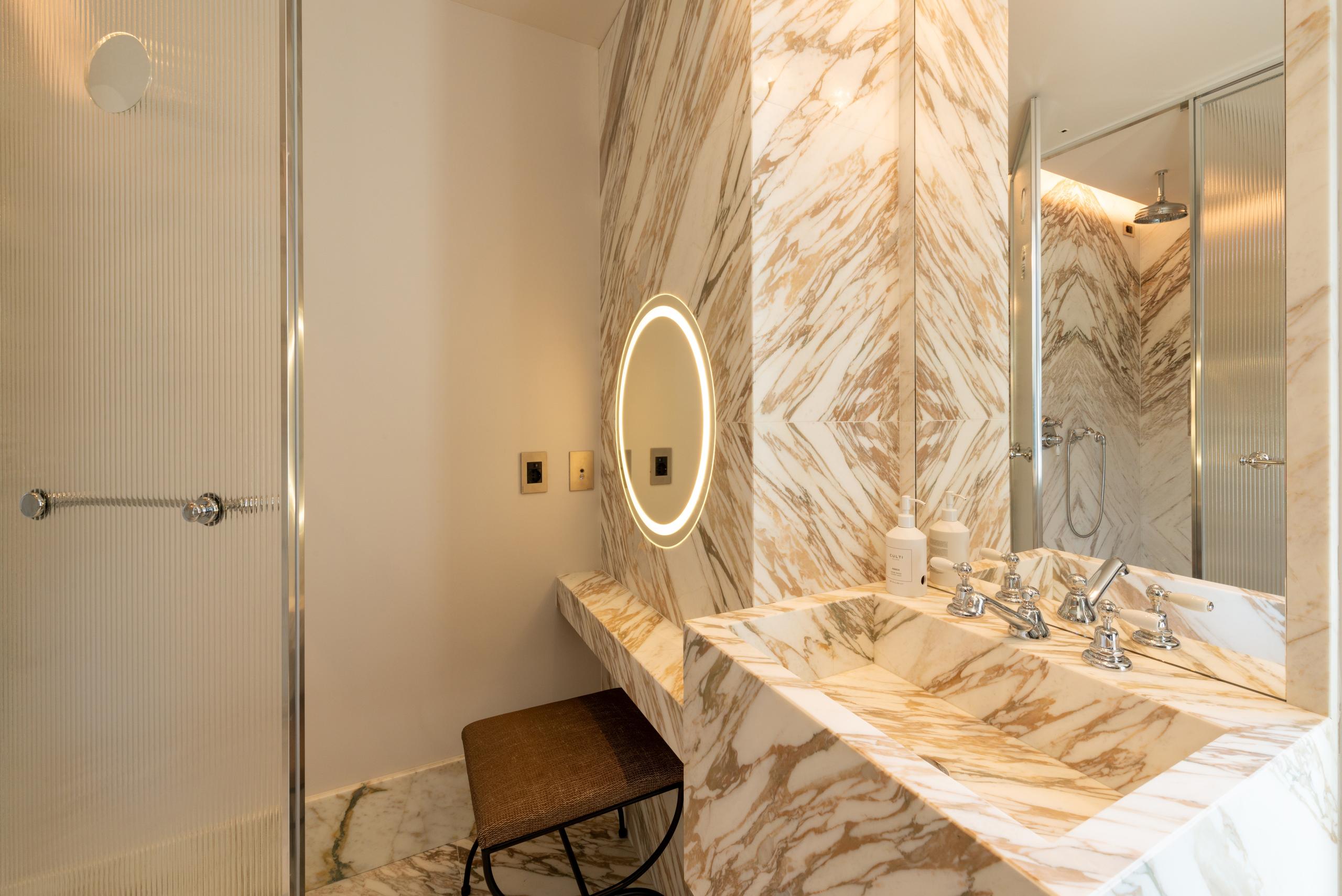 Prestige Room, lavabo in marmo con specchio retroilluminato - Palazzo Genazzini