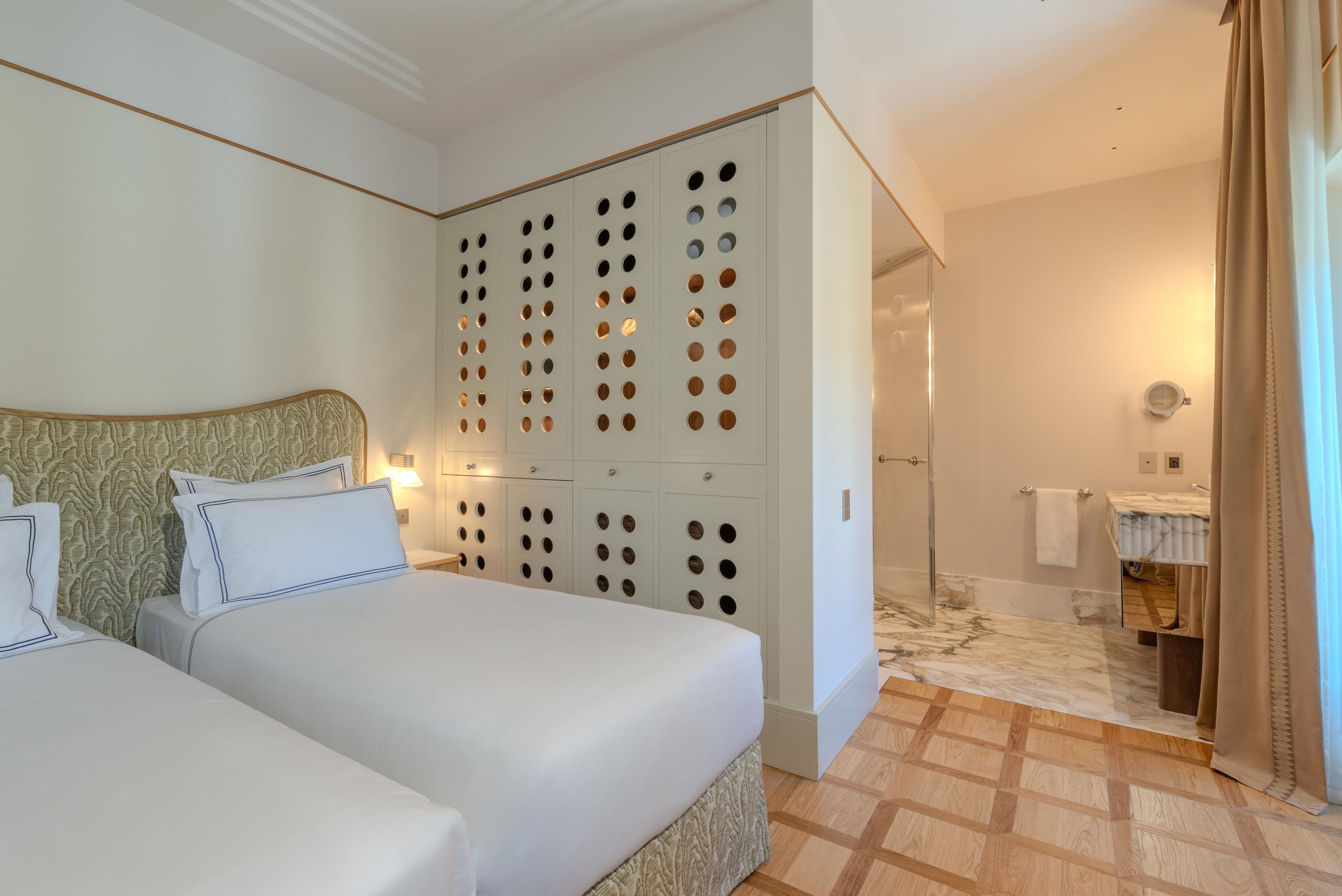 Prestige Room con letto matrimoniale e armadio in legno traforato - Palazzo Genazzini