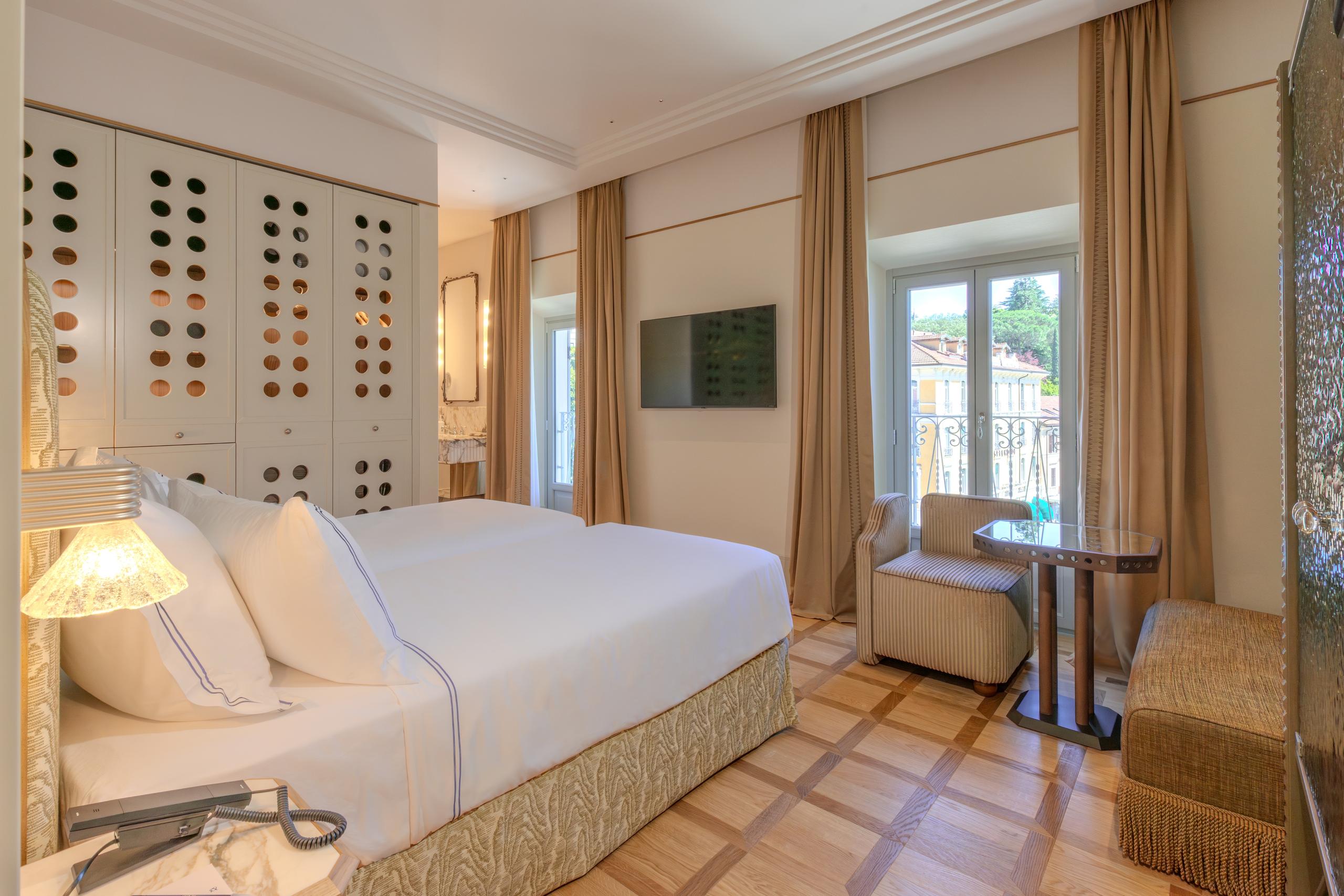 Prestige Room, camera luminosa con finestre sul borgo - Palazzo Genazzini