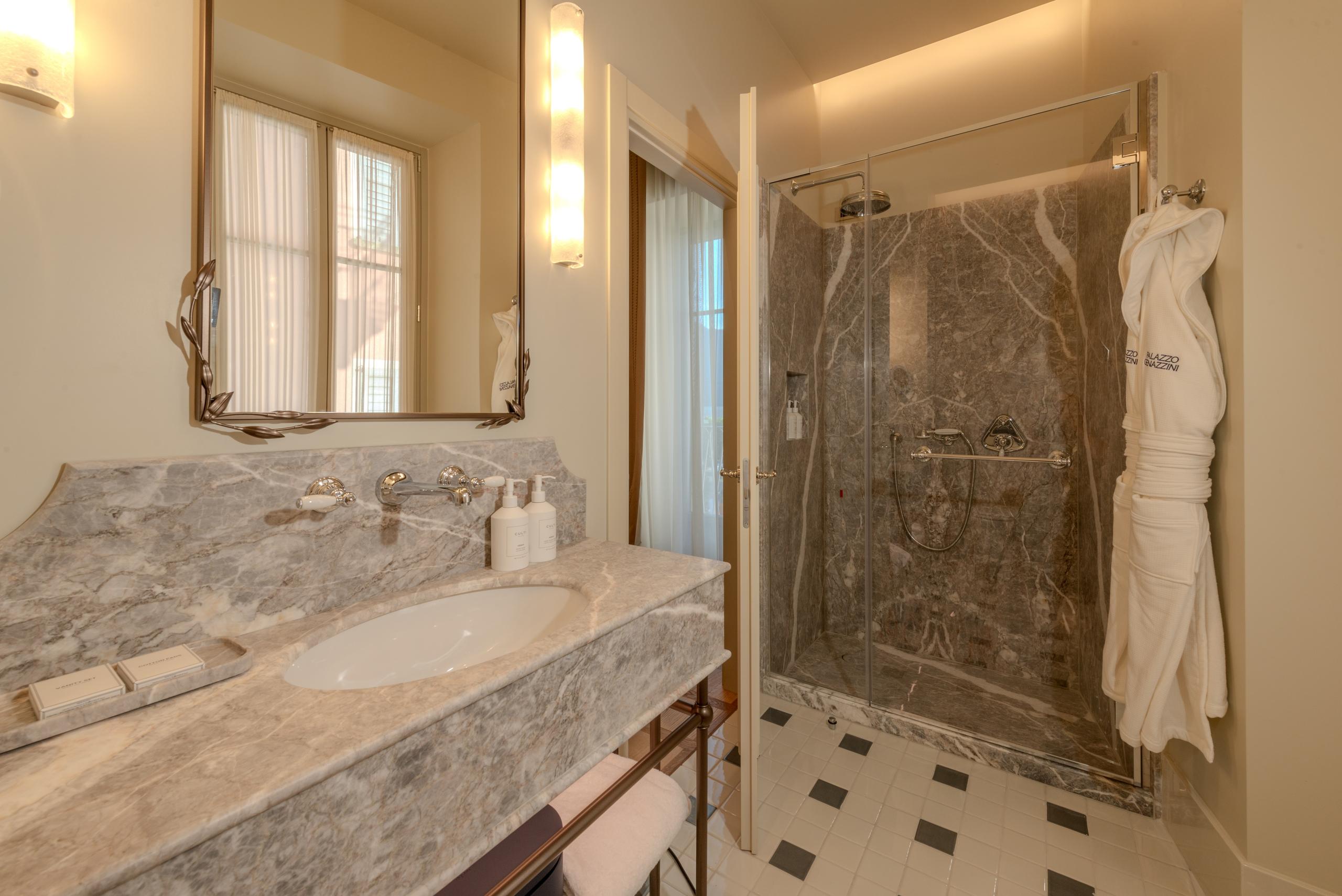 Prestige Room, bagno in marmo con doccia - Palazzo Genazzini