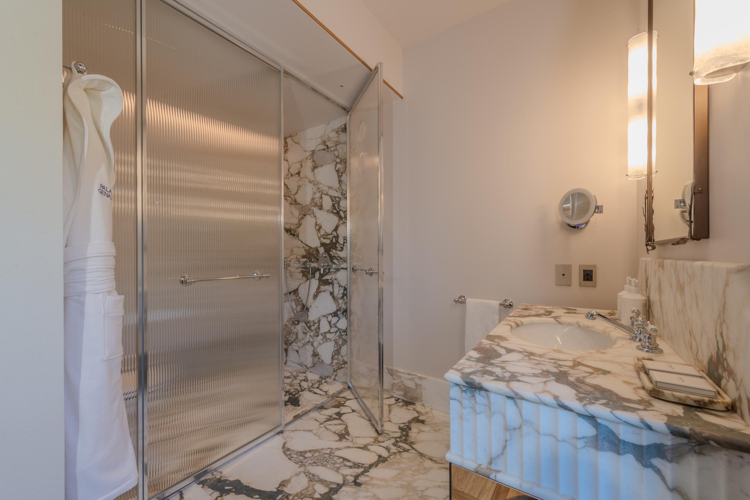 Prestige Room, bagno in marmo con doccia in vetro - Palazzo Genazzini