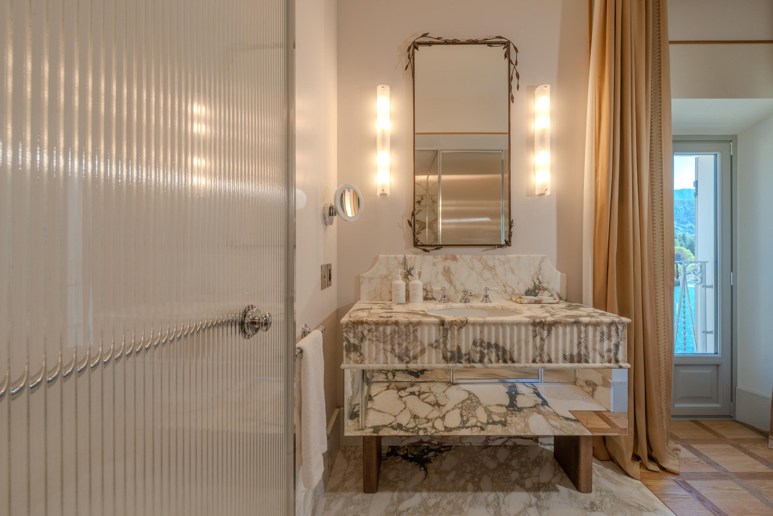 Prestige Room, lavabo in marmo con specchio - Palazzo Genazzini
