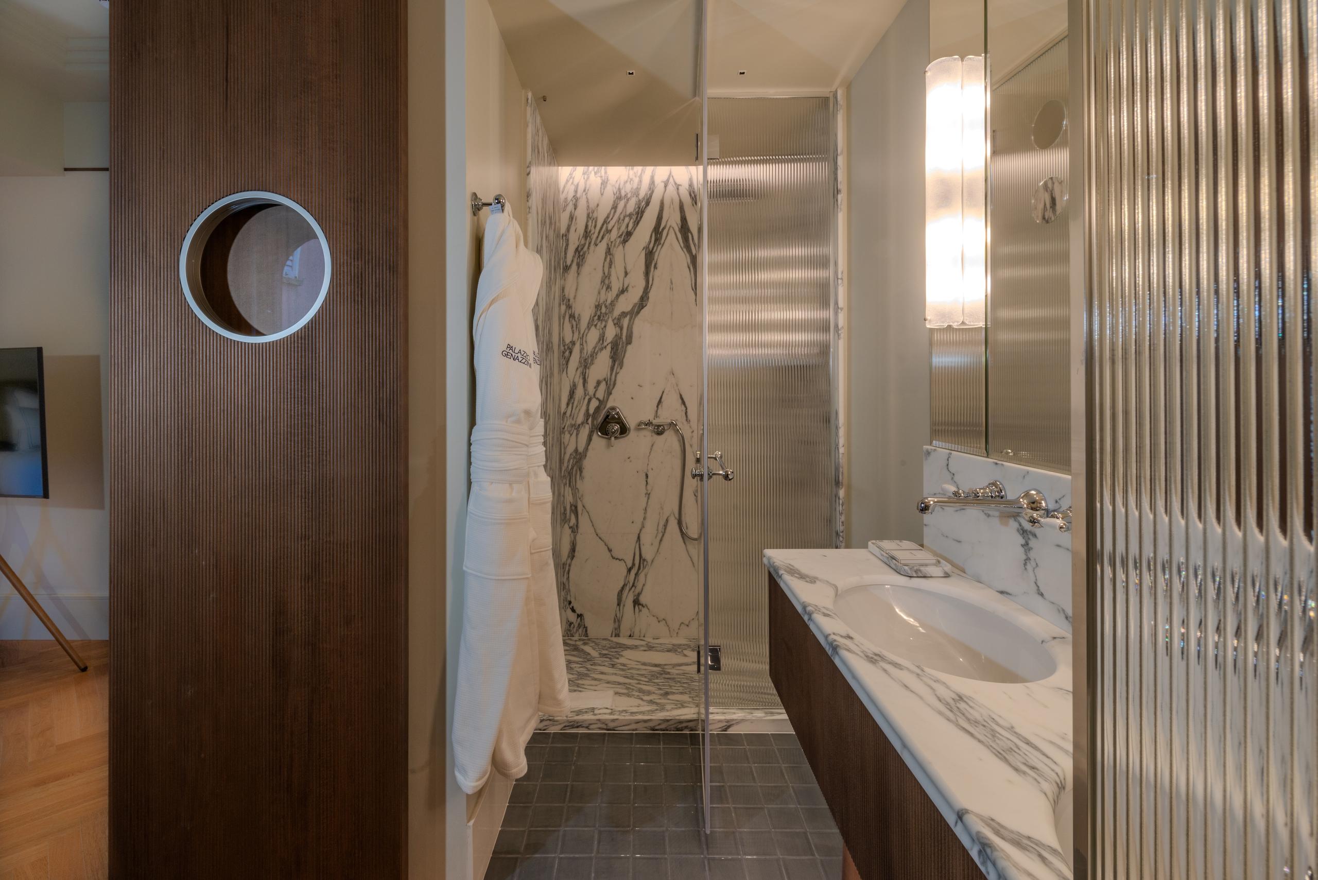 Suite Bellagio marble bathroom with shower - Palazzo Genazzini