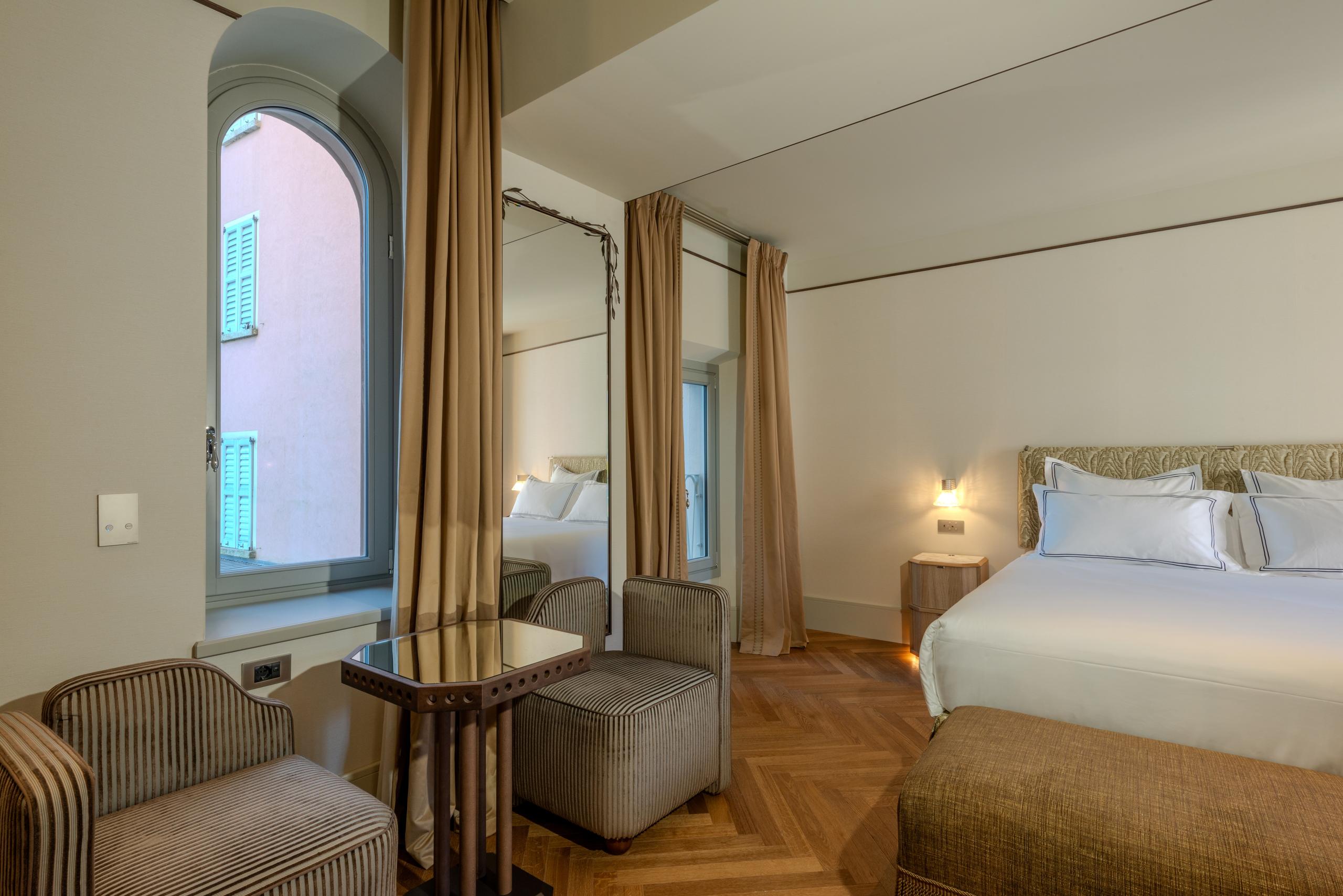 Suite Bellagio living area overlooking Salita Serbelloni - Palazzo Genazzini