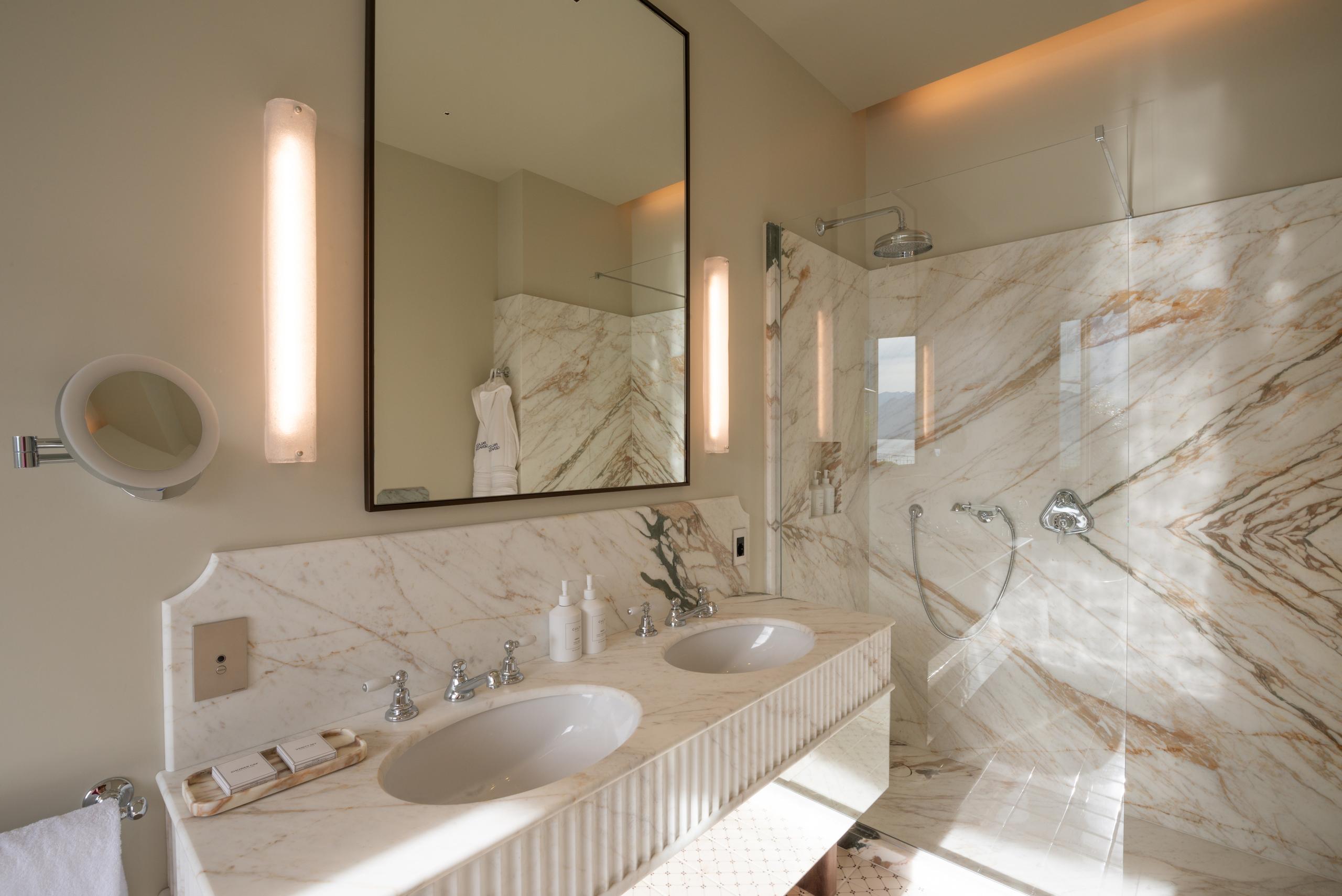 Suite Genazzini marble bathroom with double vanity - Palazzo Genazzini