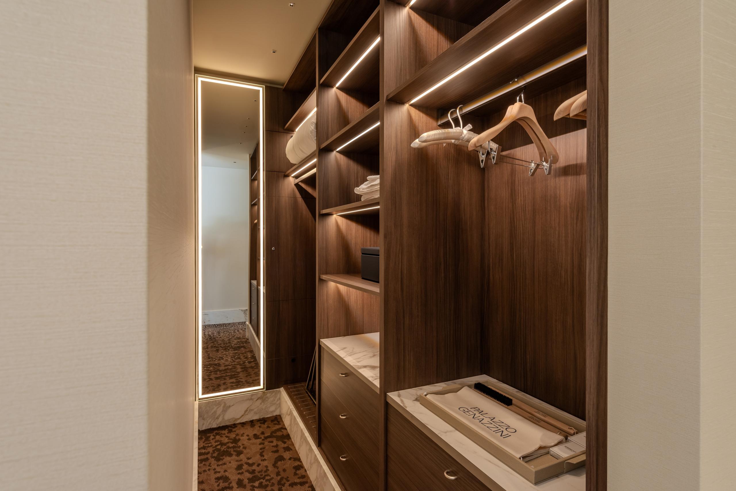 Suite Genazzini wooden walk-in wardrobe - Palazzo Genazzini