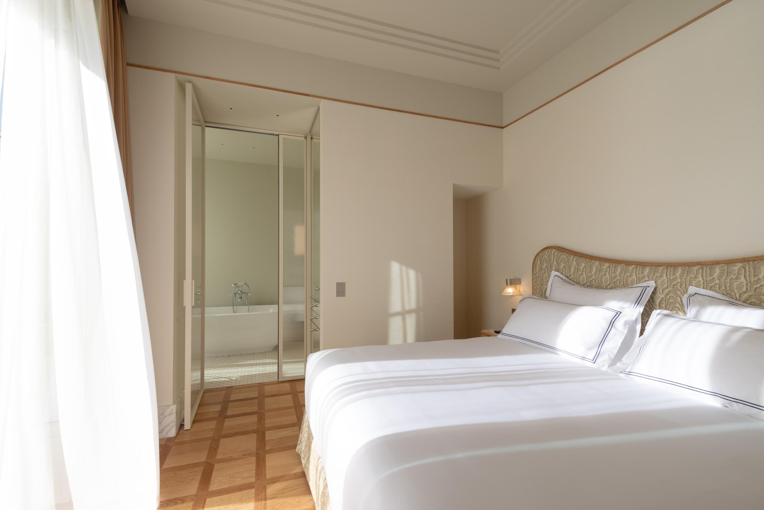 Suite Genazzini bedroom with view into the bathroom - Palazzo Genazzini