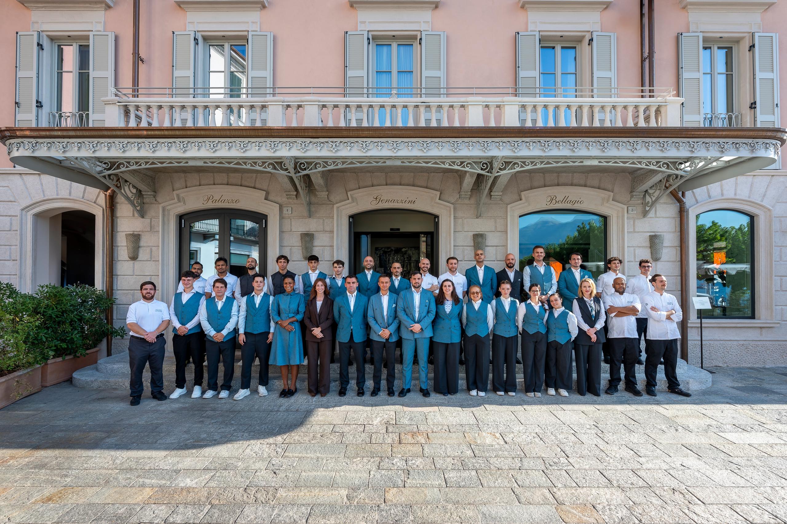 Il team di Palazzo Genazzini davanti all'ingresso dell'hotel a Bellagio